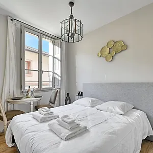 Apartamento Au Coeur Des Papes, Dans Batisse De Charme & En Coeur De, Avinhão